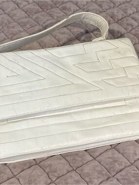 Vintage Chic White Quilted Shoulder Bag with Geometric Stitching